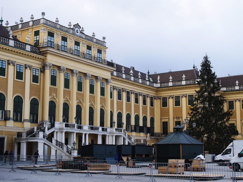 Schonbrunn façade