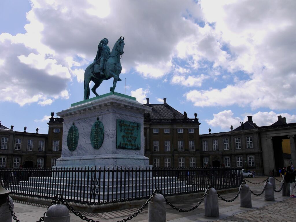 statue-amalienborg-copenhague