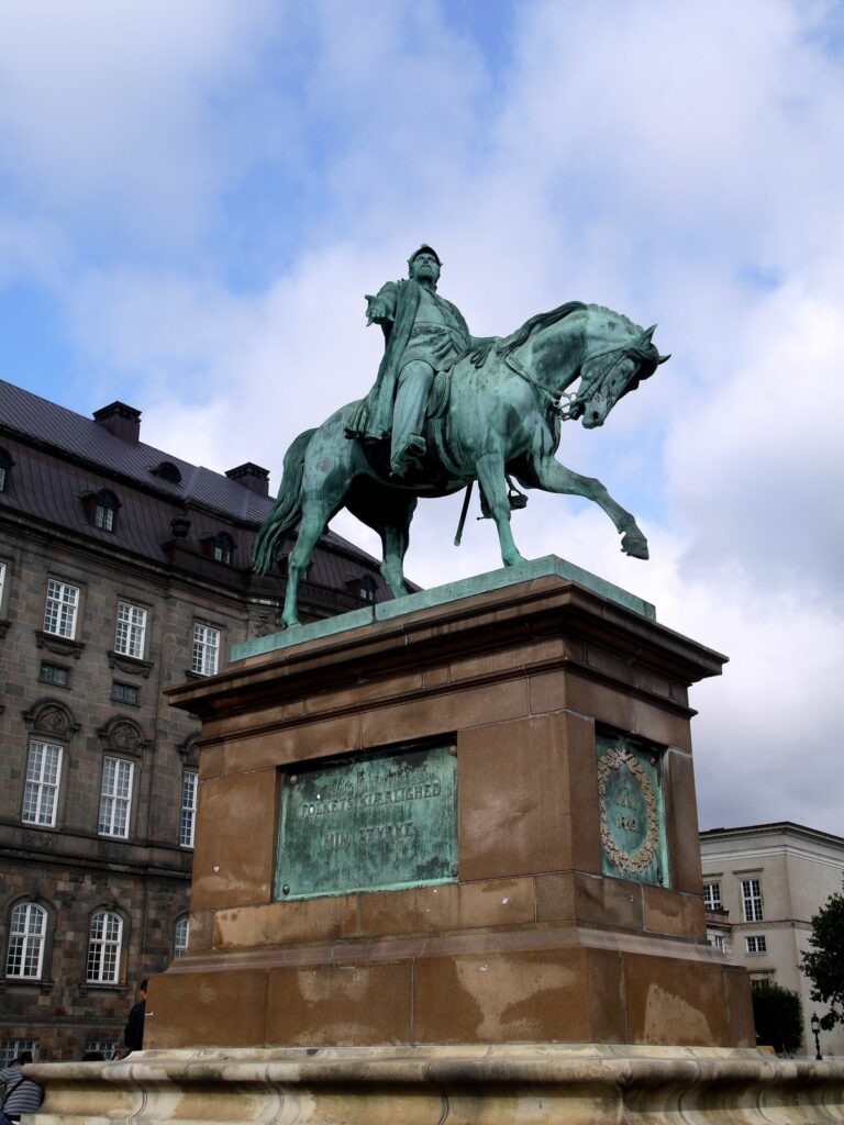 statue-christianborg-copenhague