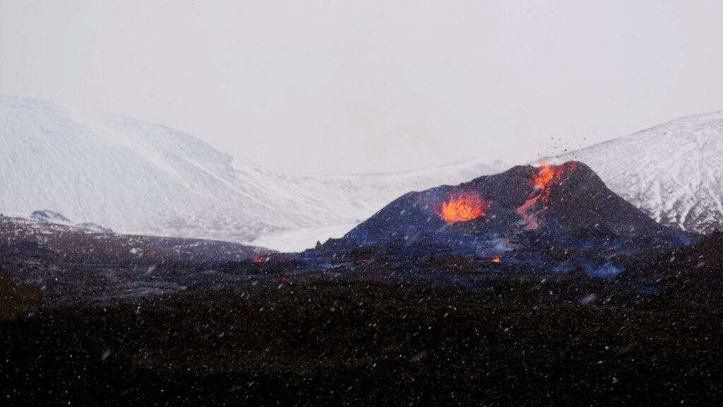 cheminee-Fagradalsfjall-volcan