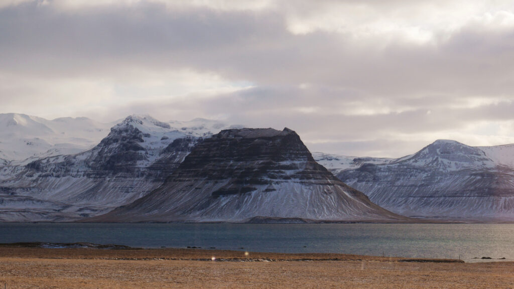 Kirkjufell-autre-angle-volcan