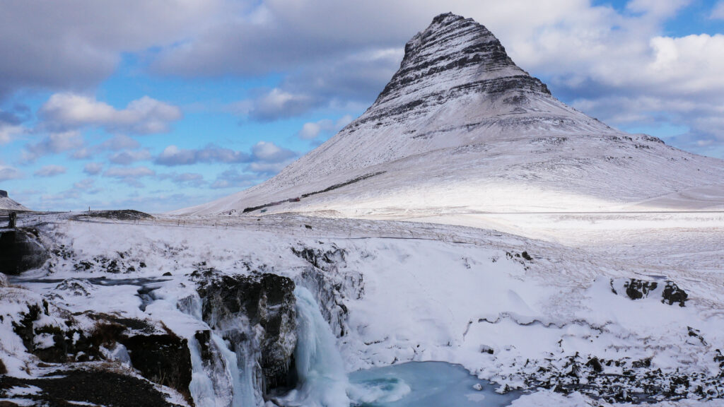 Kirkjufell-Kirkjufellsfoss-volcan