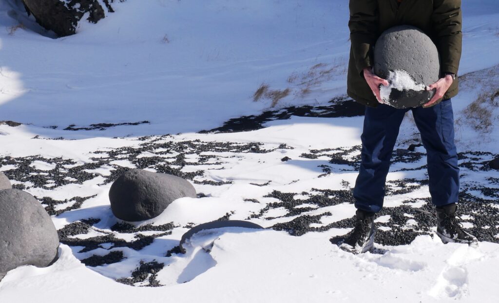 pierre-levage-Djupalonssandur-volcan