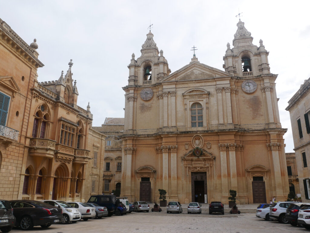 Cathedrale-Saint-Pierre-et-Saint-Paul