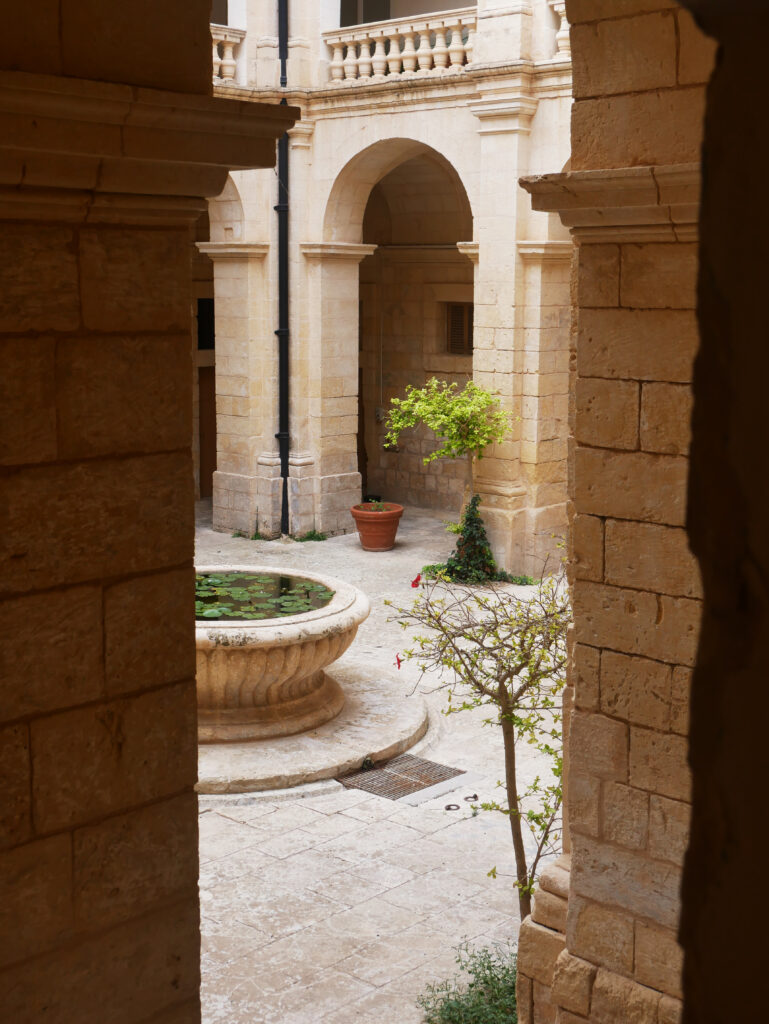 cour-interieure-hotel-de-ville-malte