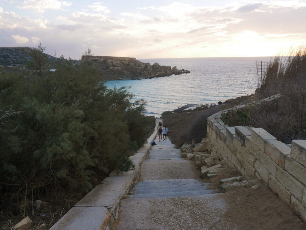 marche-plage-Ghajn-Tuffieha