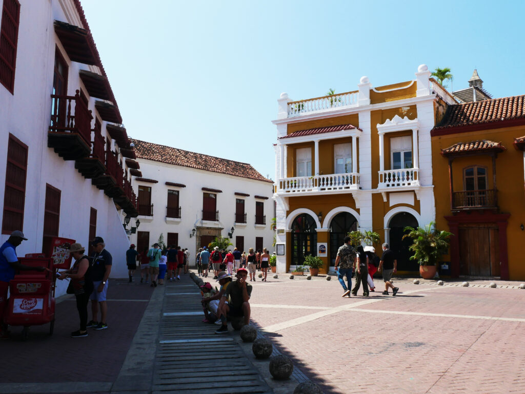 plaza-de-la-aduana-carthagene-caraibes