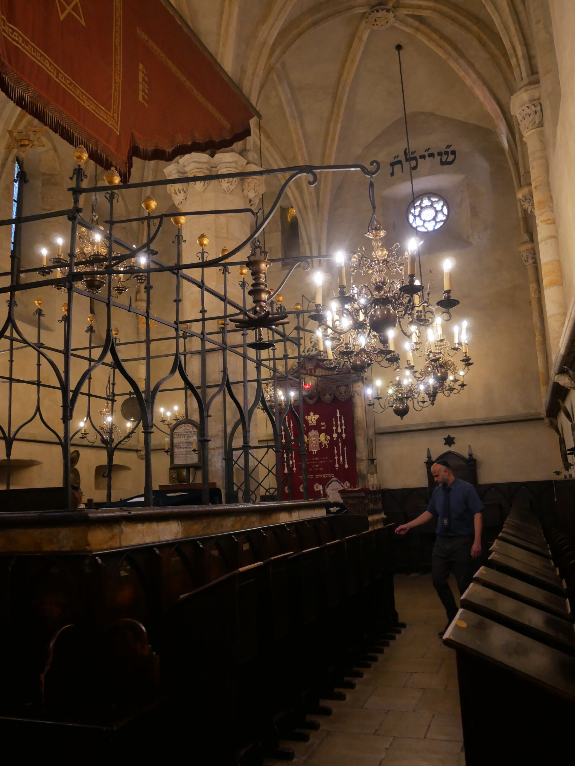 bimah-synagogue-vieille-nouvelle