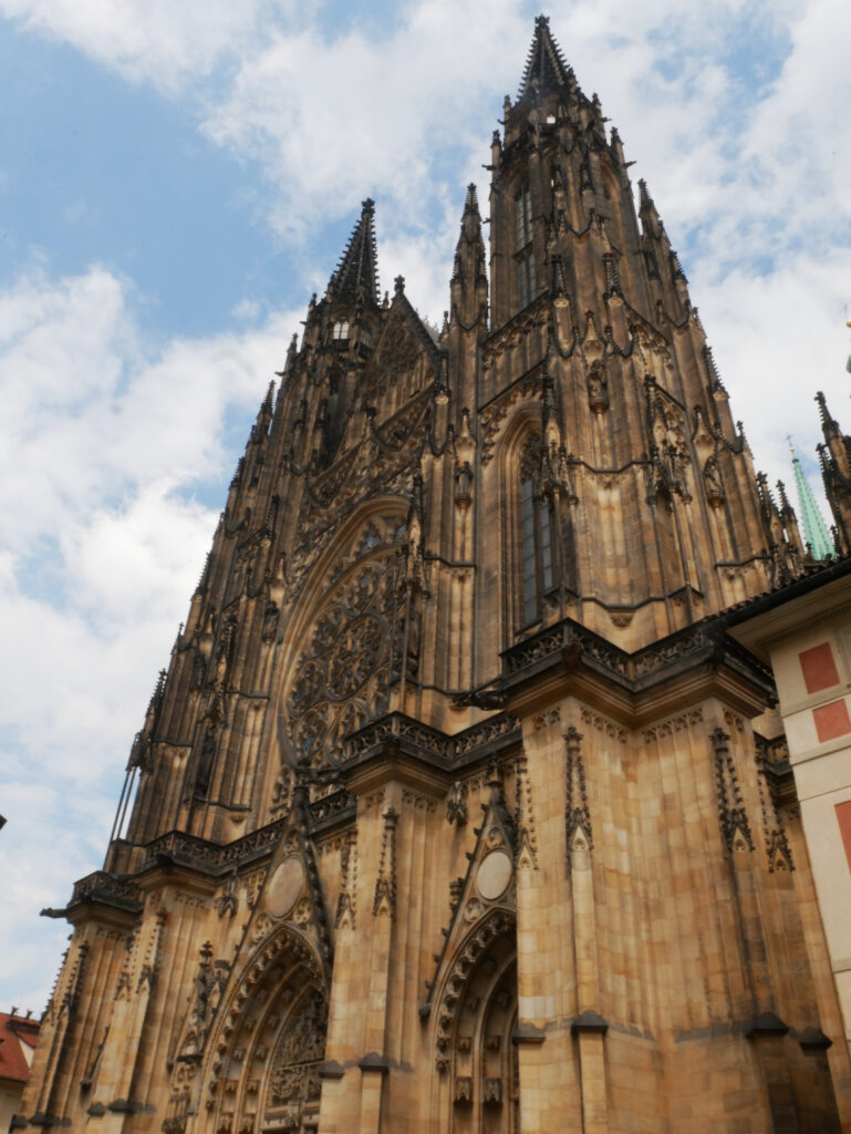 facade_cathedrale_saint_guy-prague