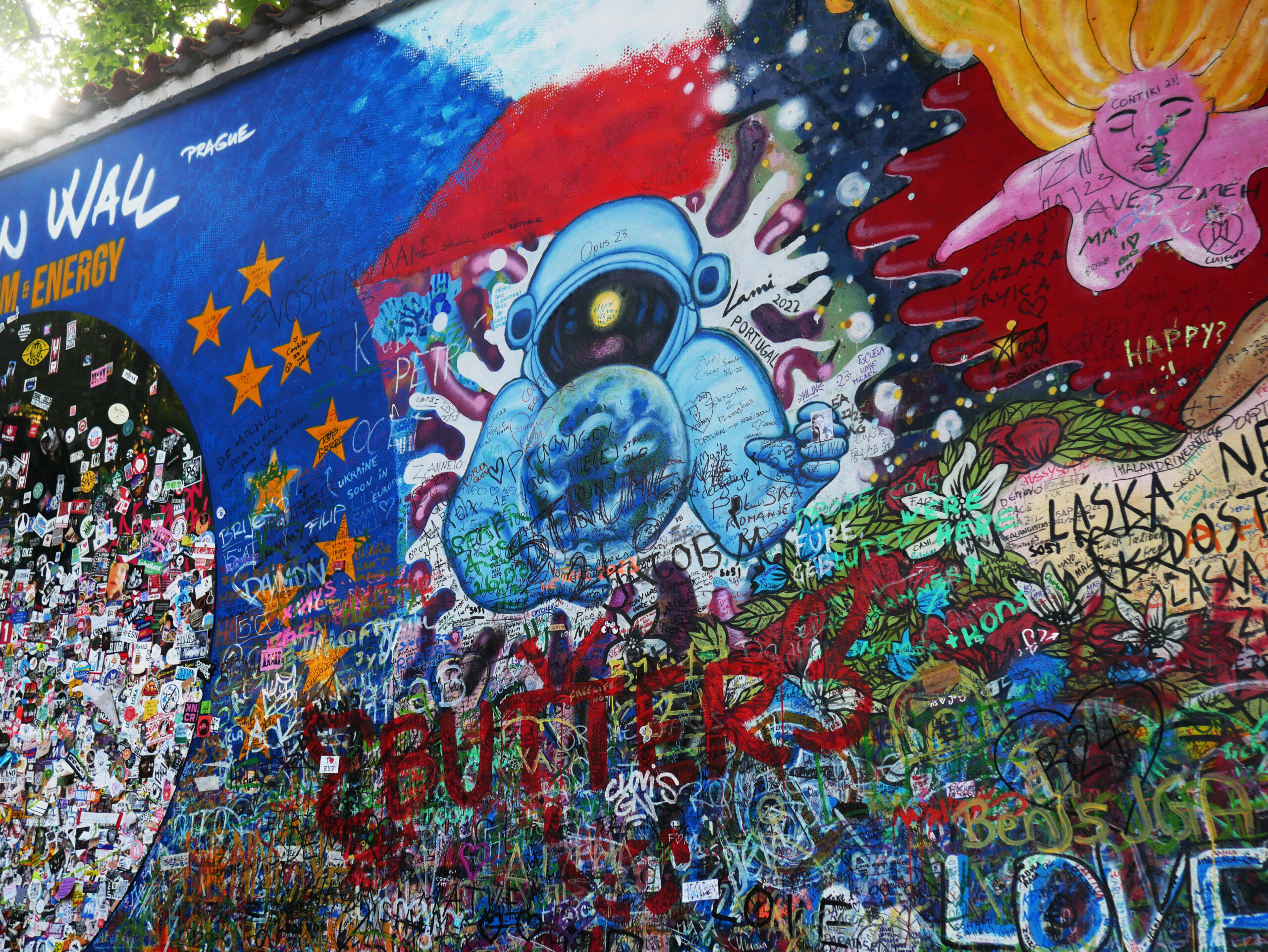 lennon-wall-astronaute