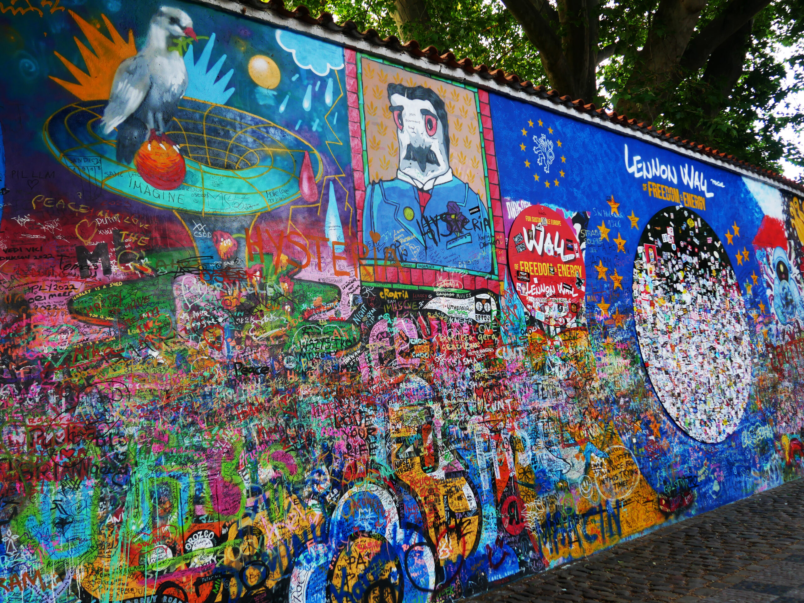 lennon-wall-oiseau-portrait