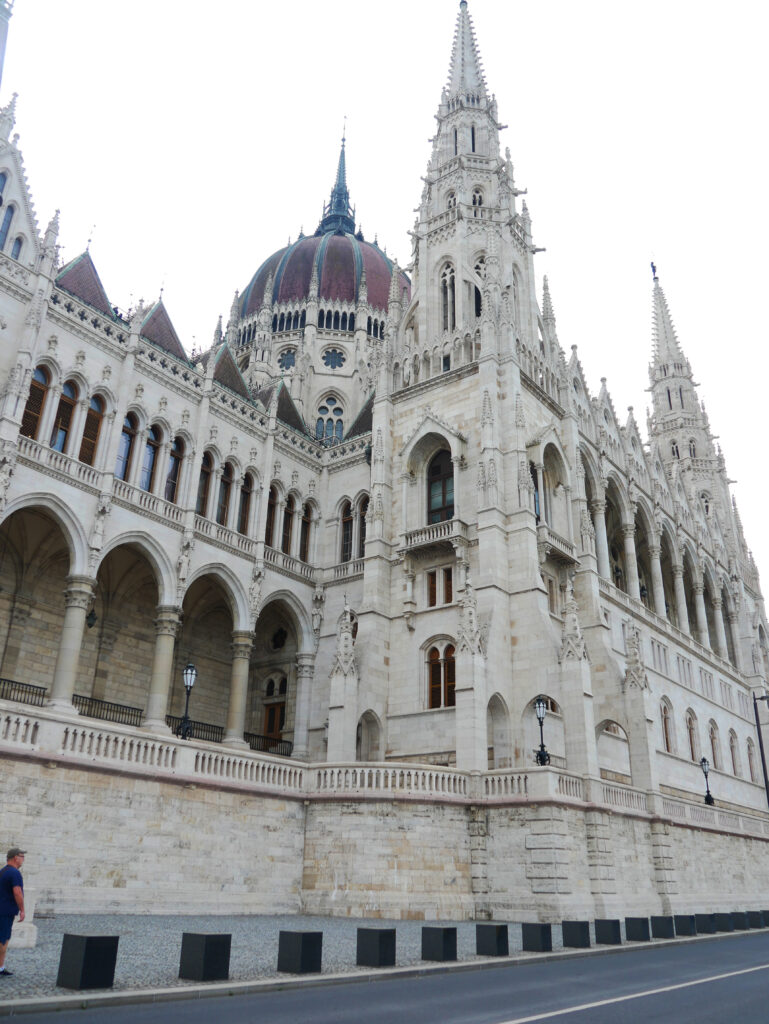 architecture-parlement-budapest