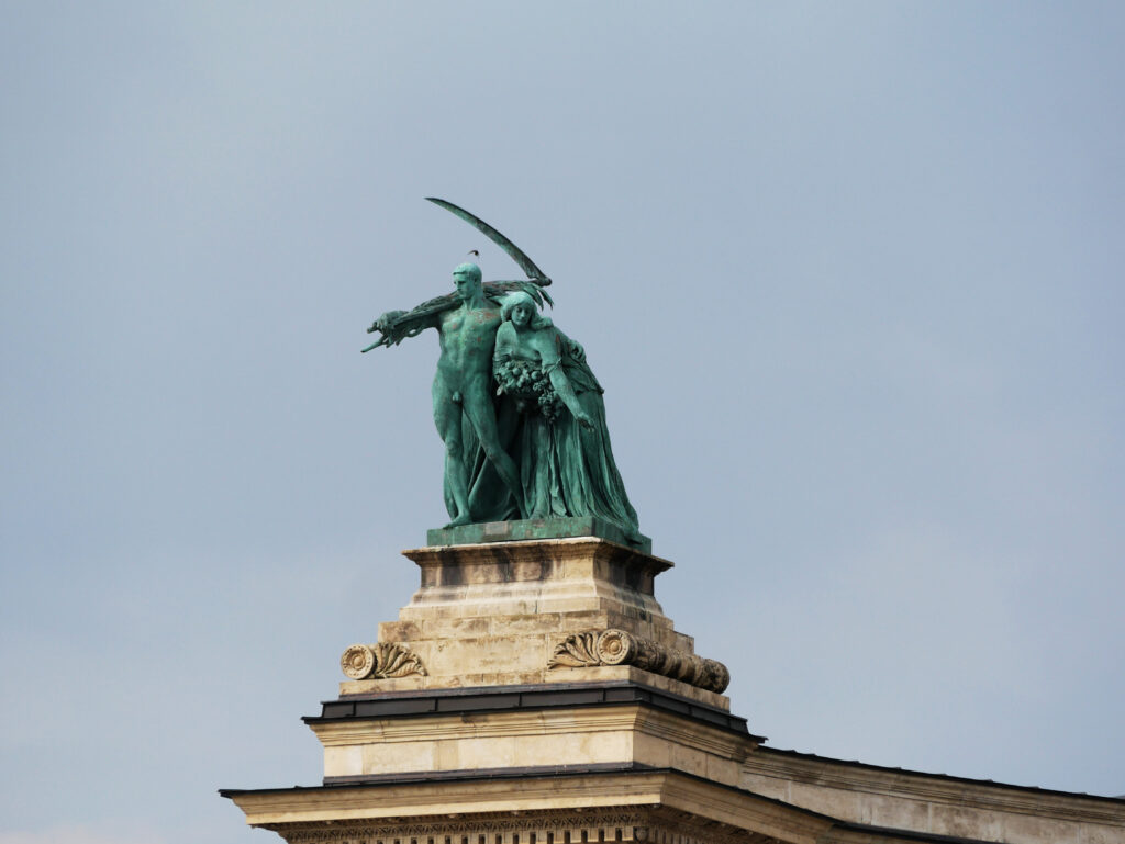 statue-travail-richesse-budapest