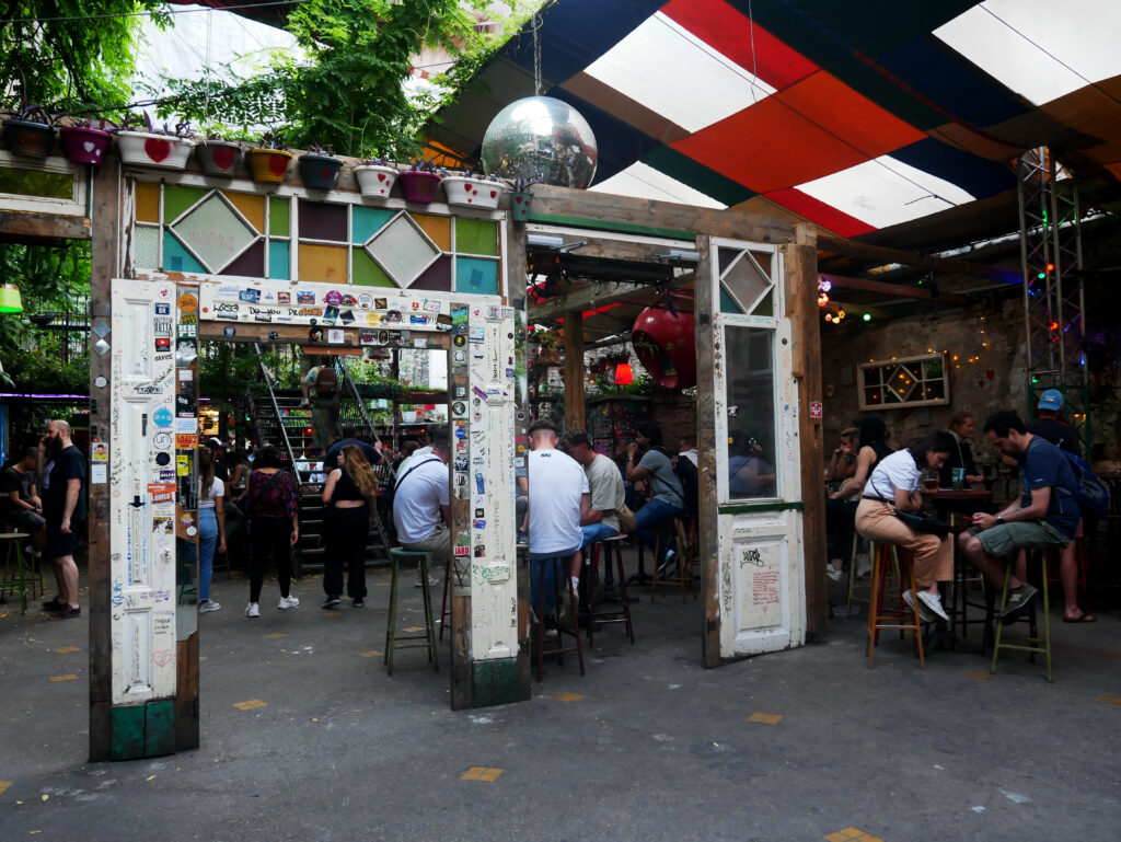 ruin-bar-Szimpla-Kert-budapest