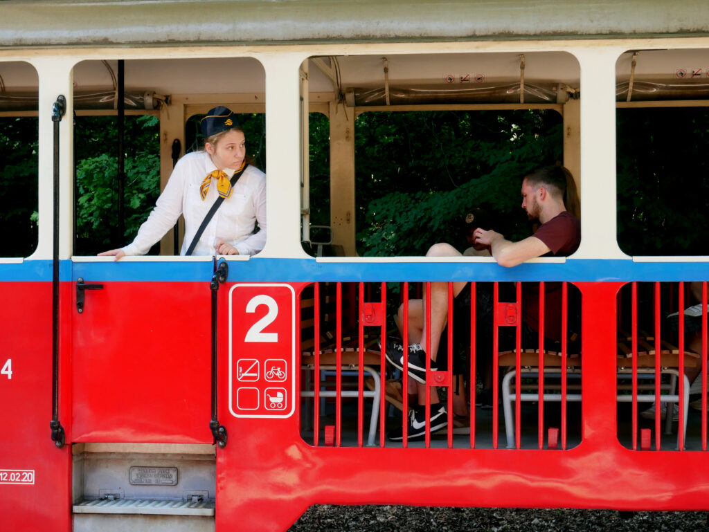 controleuse-budapest-train-enfants